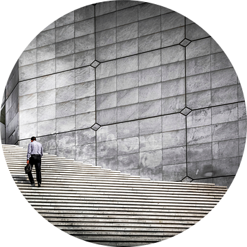 Op de trappen van La Défense van Chantal CECCHETTI