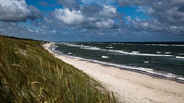 Oostzeestrand, strand van Oostzee van Karin Luttmer