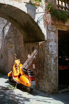 Italiaans steegje met scooter I Monterosso al Mare I Cinque Terre van Floris Trapman