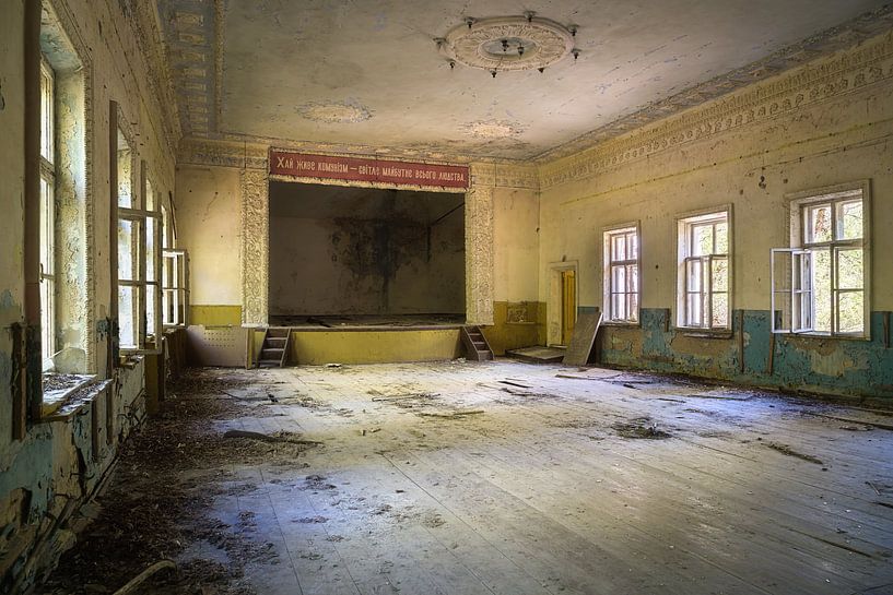 Theater mit Podium. von Roman Robroek – Fotos verlassener Gebäude