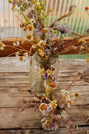 Trockenblumen im Glas – Rustikaler Holztisch & Sommererinnerung von Toaster Studio – Kreative Fotografie