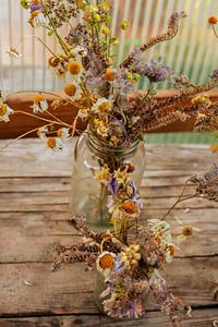 Trockenblumen im Glas – Rustikaler Holztisch & Sommererinnerung