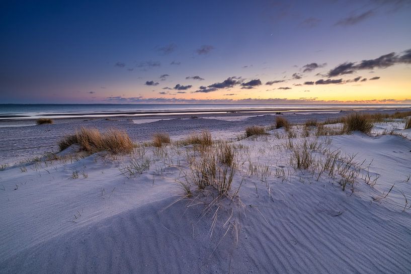 Sonnenuntergang am Strand bei Westerschouwen auf Schouwen-Duivenland in Zeeland. Das letzte Licht de von Bas Meelker