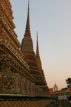 Tweede uitzicht op Wat Pho tempel van drie stoepa's op een rij. van kall3bu