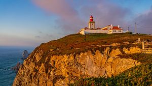Phare à Cabo da Roca pendant le coucher du soleil au Portugal