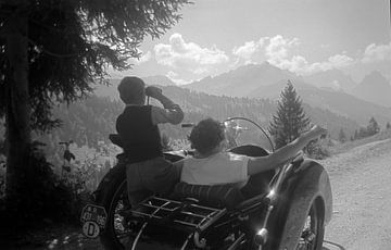 Klassieke, oldtimer BMW Motor met zijspan in de Alpen van Timeview Vintage Images