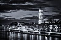 L'église de Lebuinus depuis le pont Wilhelmina Noir et blanc