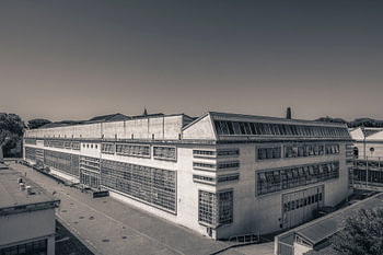 Modernes Industriegebäude in Schwarzweiß