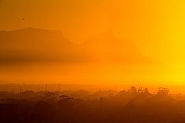 Golden Glory: Sonnenuntergang über dem Tafelberg. von Arthur van Iterson