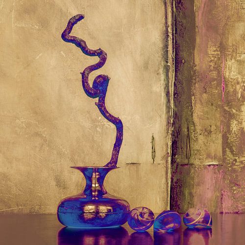 Royal blue Stilleven 2 in Beige, Bruin en Blauw.