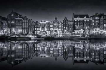 Amsterdam 'Singel' in de avond Zwart-Wit van Niels Dam