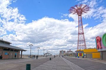 Coney Island Boardwalk met Parachute Jump van Tineke Visscher
