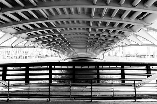 Kronprinzenbrücke von unten in schwarz-weiß, die Straßenbrücke des spanischen Architekten Santiago C