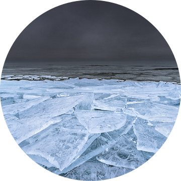 Kruiend ijs met donkere wolken | Landschapsfotografie | Rustgeven van Marijn Alons