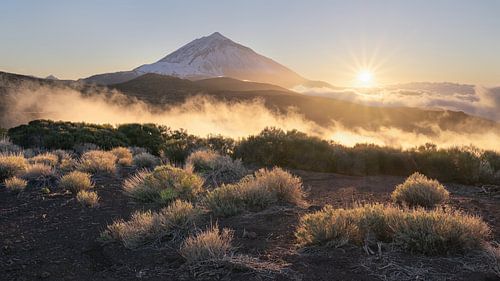 Sonnenuntergang am Teide – Magischer Nebel über Teneriffa von Rolf Schnepp