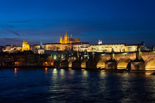 De Karelsbrug en Praagse Burcht na zonsondergang