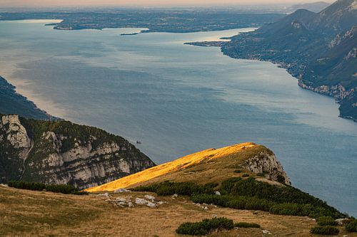 Monte Baldo et côté sud du lac de Garde en Italie au lever du soleil