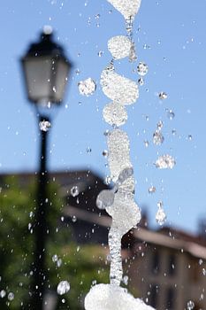 Droplets from a fountain