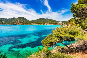 Vue de la côte de la baie et de la plage à Canyamel Majorque Espagne sur Alex Winter