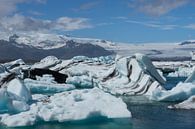 IJsland - Reusachtige blauwe ijsbergen en ijsschotsen voor de gletsjerberg van adventure-photos thumbnail