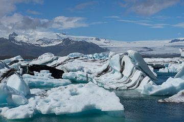 IJsland - Reusachtige blauwe ijsbergen en ijsschotsen voor de gletsjerberg van Simon Dux