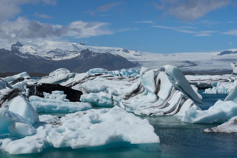 IJsland - Reusachtige blauwe ijsbergen en ijsschotsen voor de gletsjerberg van adventure-photos