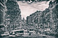 Zwart wit print van een drukke straat in Parijs van Rene du Chatenier thumbnail
