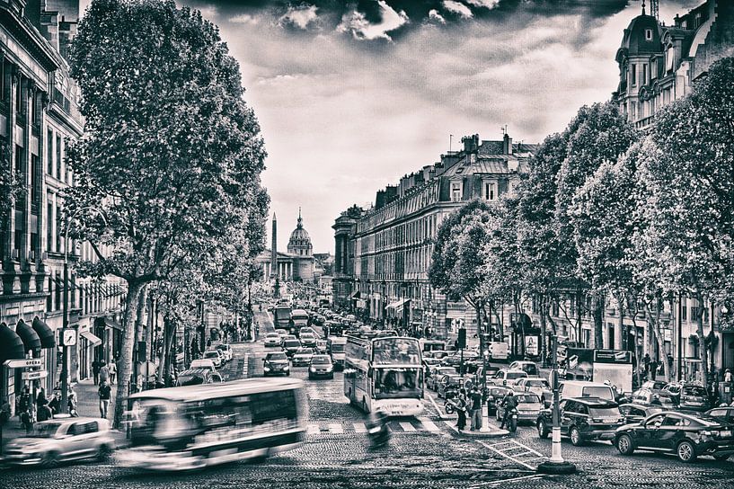 Zwart wit print van een drukke straat in Parijs van Rene du Chatenier