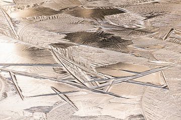 Eisschicht mit Strukturen auf niederländischen Niedermooren