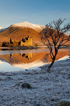 Zonsopgang op Kilchurn Castle weerspiegeld in Loch Awe, Argyll en But van Arch White