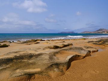 Rock beach with ocean view sur Carola van Rooy