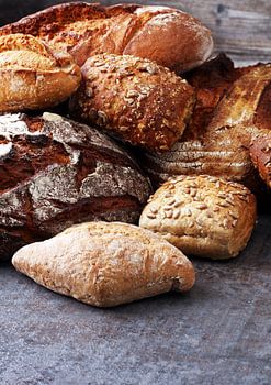 Verschillende soorten brood en broodjes op een bakkersposter