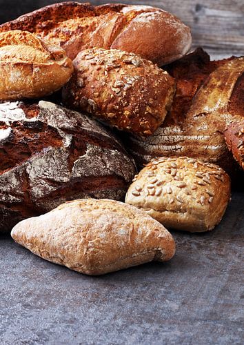Différents types de pains et petits pains sur une affiche de boulangerie
