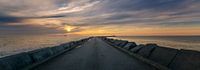 Pier in IJmuiden bij zonsondergang van Toon van den Einde thumbnail