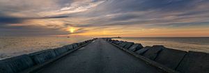 Pier in IJmuiden bij zonsondergang van Toon van den Einde