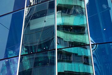 Weerspiegeling van WTC-torens in station Arnhem Centraal van Anne Ponsen