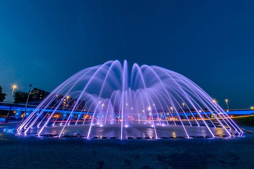 De fontein bij de blauwe golven in Arnhem van Daniëlle Langelaar Photography