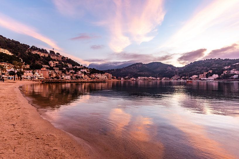 Himmlische Farbpalette in Port de Sóller von Joke Van Eeghem