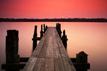 Steg im Sonnenuntergang von Frank Herrmann