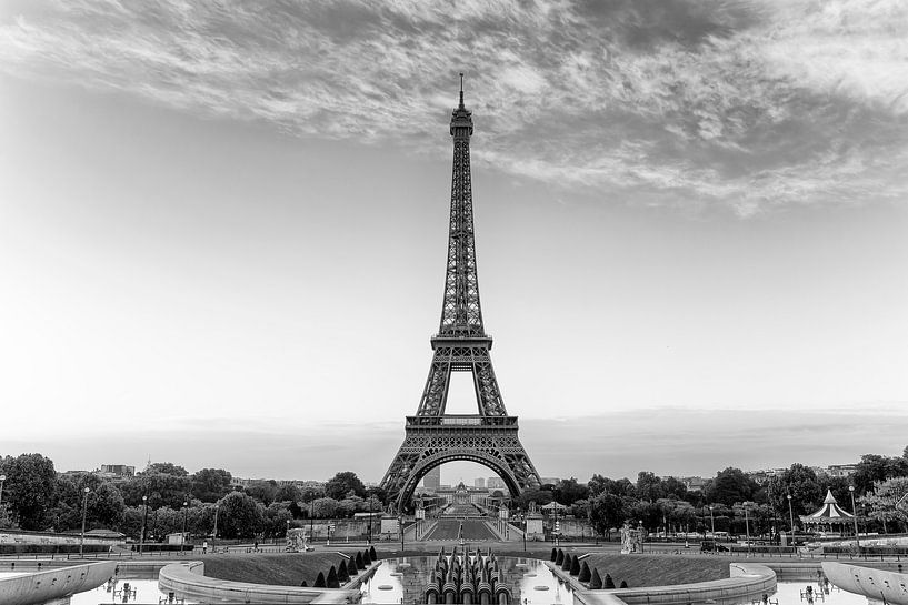 Der Eiffelturm vom Trocadero-Platz aus (Schwarzweiß). von Carlos Charlez