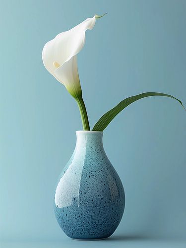 Lelie in blauwe vaas