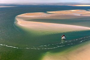 Luftaufnahme von zwei Booten der Braunen Flotte bei Ebbe im Wattenmeer