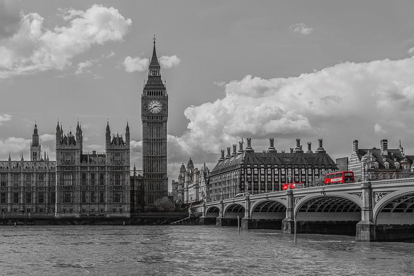 Londen foto - Skyline met rode bussen - 2 van Tux Photography