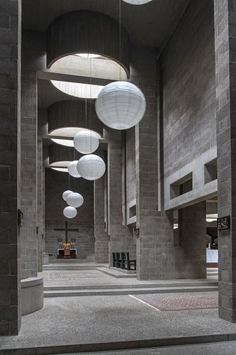 De straat van de processie in de Pastor van Arskerk van Peter de Ruig