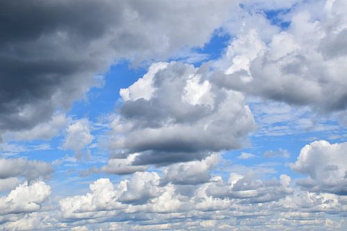 Wolkjes in een zomerse lucht