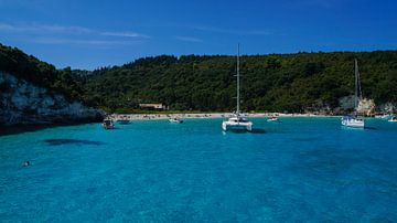 Zeilschepen op paradijselijk turkoois water van grieks eiland corfu baai in de zomer van adventure-photos