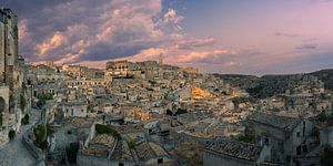 Panorama und Sonnenuntergang über dem beleuchteten Matera
