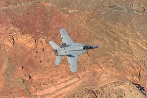 Tief fliegende Boeing F/A-18F Super Hornet der U.S. Navy.