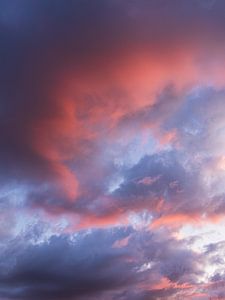 Himmel mit Wolken im Sonnenaufgang