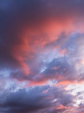 Lucht met wolken bij zonsopgang van Rico Ködder